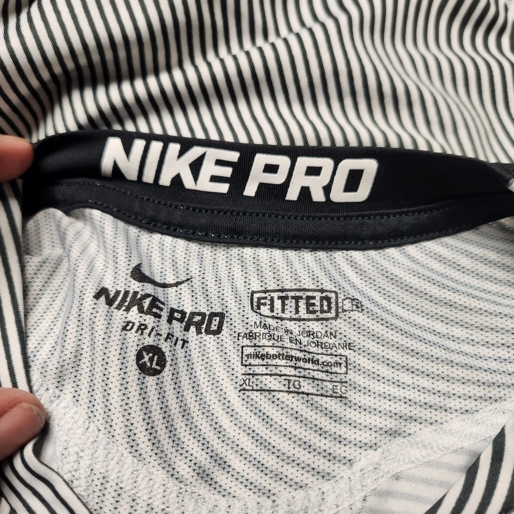 Nike Pro Womens Sz.XL Fitted Graphic T-Shirt